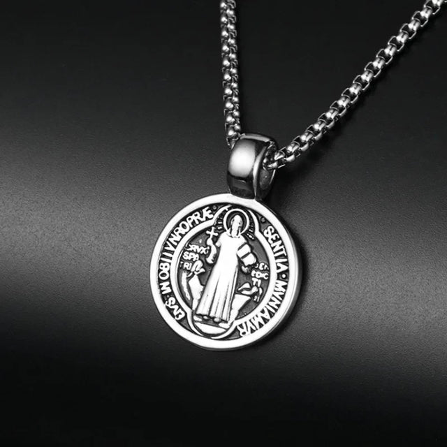 Detalle de la medalla de San Benito